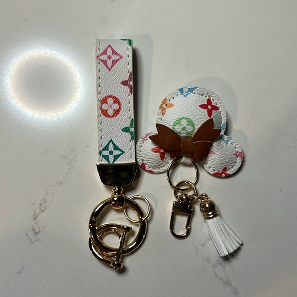Lot of 2 Disney car keychain - Picture 1 of 4